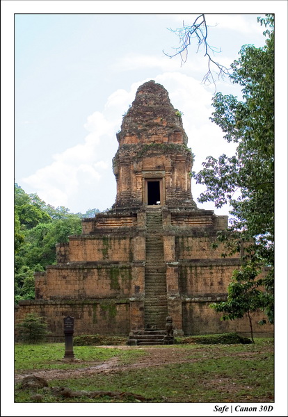 2006 - 07 - Temple angkor - Baksei Chamkrong 01